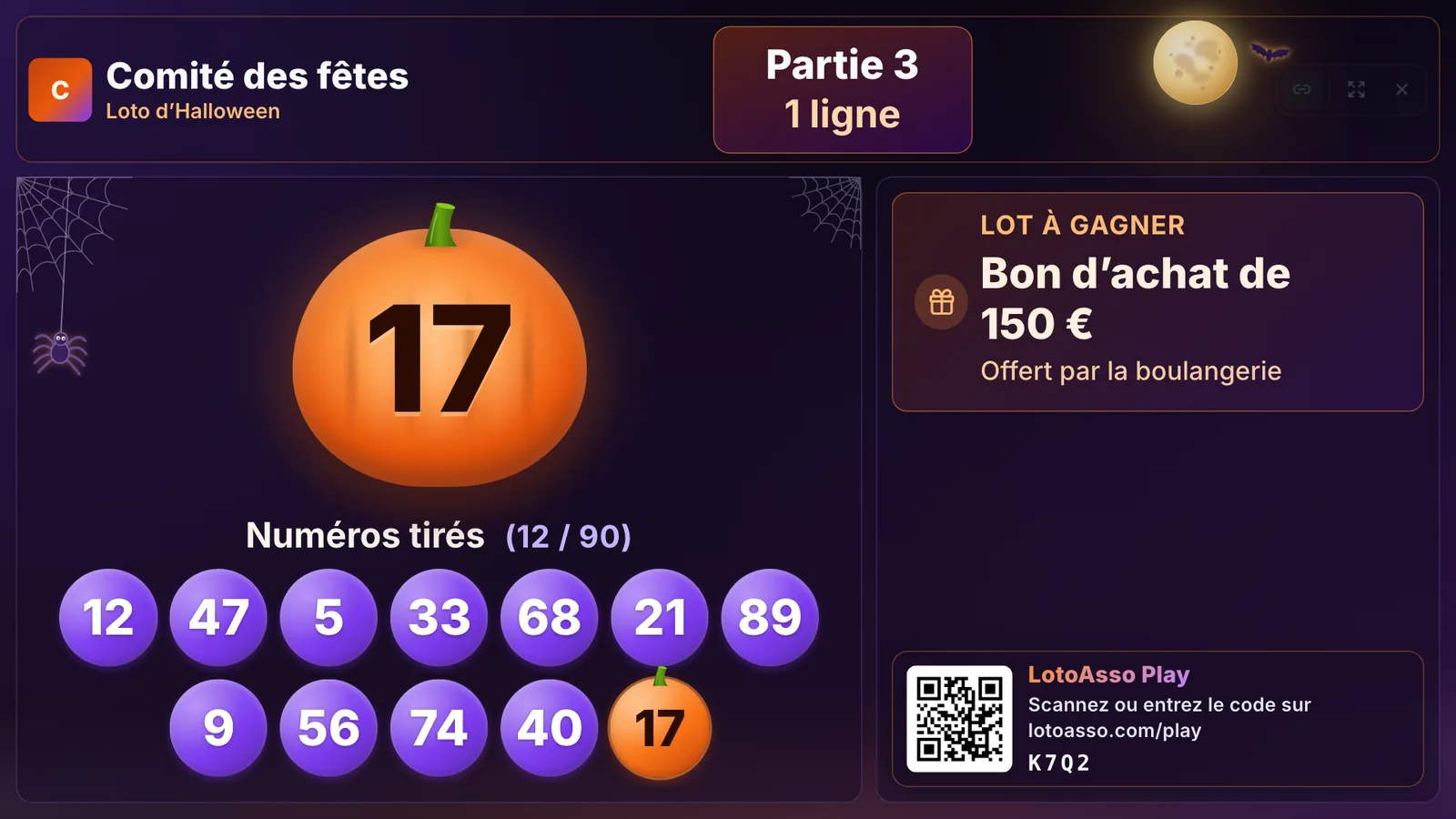 Écran de projection LotoAsso Live avec le thème Halloween : le dernier numéro sur une citrouille, lune et toiles d’araignée