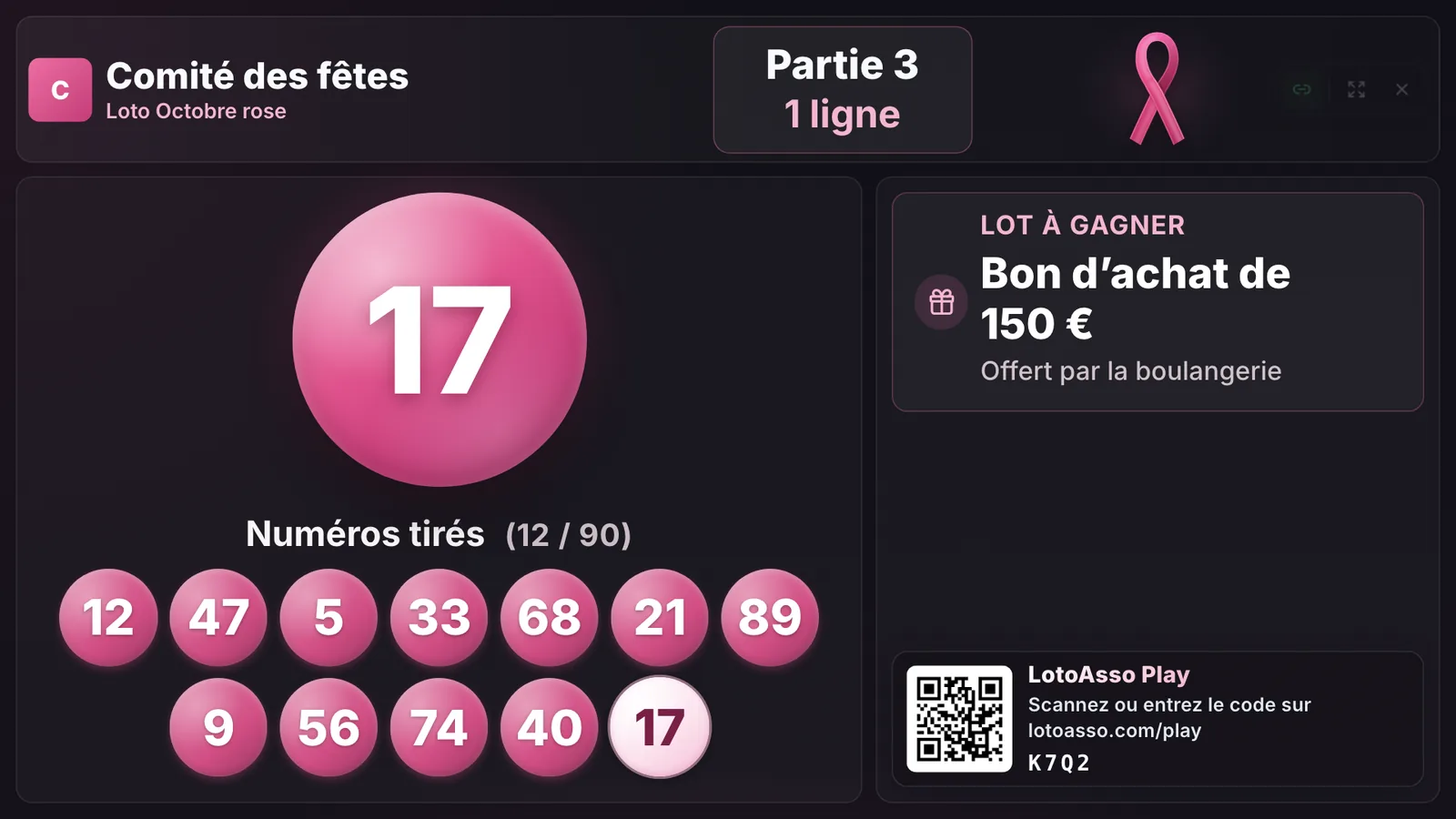 Écran de projection LotoAsso Live avec le thème Octobre rose : numéros roses, perle rose et ruban rose